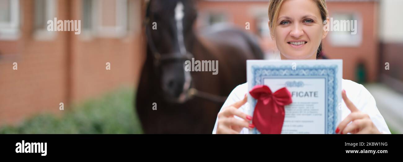 Der Tierarzt besitzt ein ärztliches Attest für Vollblutpferde. Medizin Umfrage von Pferden Konzept Stockfoto