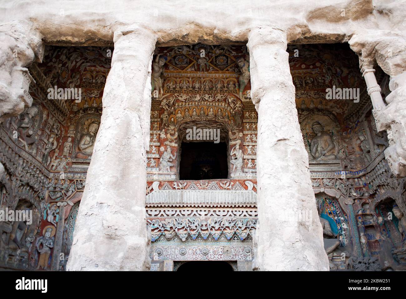 Yungang, China, 25. Mai 2011. Ein Blick auf die Yungang Höhlen. Diese Stätte ist eine alte chinesische buddhistische Tempelgrotte in der Nähe der Stadt Datong in der Provinz Shanxi. Sie sind hervorragende Beispiele für die Felsarchitektur und eine der drei berühmtesten antiken buddhistischen Skulpturen-Stätten Chinas. (Foto von Emeric Fohlen/NurPhoto) Stockfoto