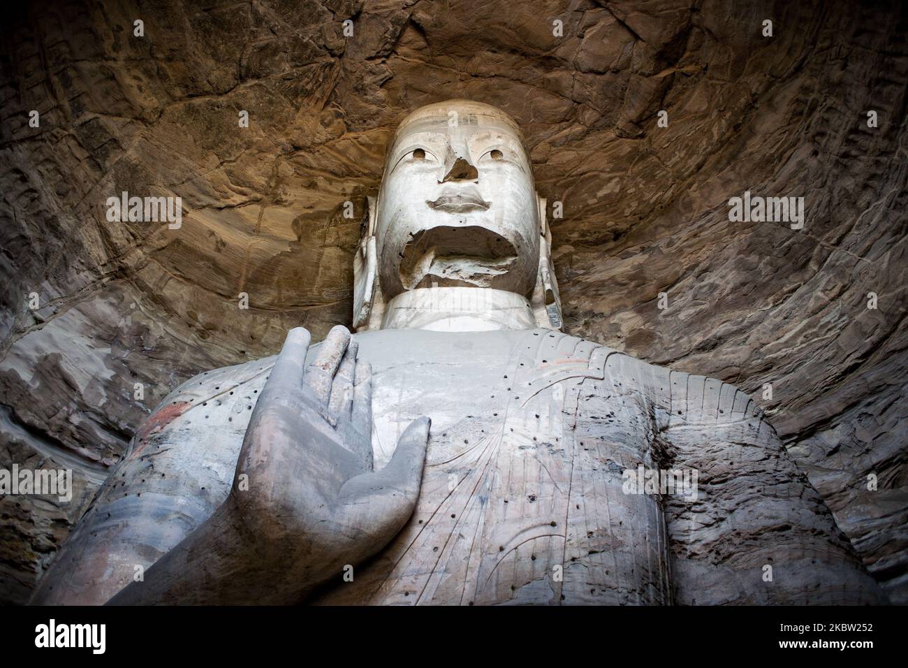 Yungang, China, 25. Mai 2011. Ein buddha aus den Yungang Höhlen. Diese Stätte ist eine alte chinesische buddhistische Tempelgrotte in der Nähe der Stadt Datong in der Provinz Shanxi. Sie sind hervorragende Beispiele für die Felsarchitektur und eine der drei berühmtesten antiken buddhistischen Skulpturen-Stätten Chinas. (Foto von Emeric Fohlen/NurPhoto) Stockfoto