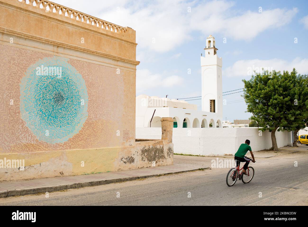 Erriadh, Tunesien, 15. Oktober 2015. Tunesien wird zu einer treibenden Kraft der Hip-Hop-Kultur auf der internationalen Bühne. Dank der Djerbahood-Ausstellung wechseln sich Graffiti-Künstler aller Nationalitäten ab, um diese Open-Air-Galerie zum Leben zu erwecken. (Foto von Emeric Fohlen/NurPhoto) Stockfoto