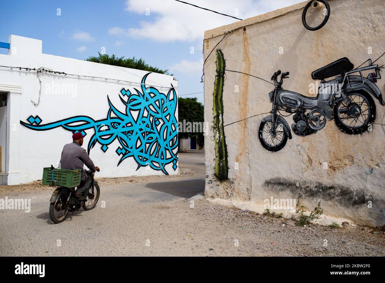 Erriadh, Tunesien, 15. Oktober 2015. Tunesien wird zu einer treibenden Kraft der Hip-Hop-Kultur auf der internationalen Bühne. Dank der Djerbahood-Ausstellung wechseln sich Graffiti-Künstler aller Nationalitäten ab, um diese Open-Air-Galerie zum Leben zu erwecken. (Foto von Emeric Fohlen/NurPhoto) Stockfoto
