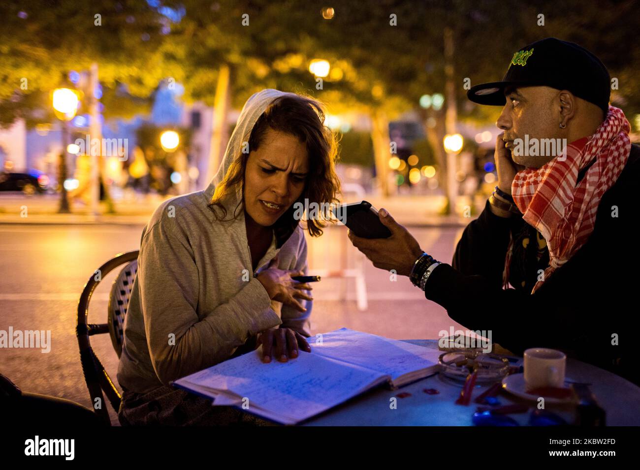Tunis, Tunesien, 29. oktober 2015. Zwei Rapper arbeiten in einem Straßencafé im Zentrum der Stadt an ihren Texten. Weibliche Rapper werden in der Hip-Hop-Kultur nicht oft gesehen. (Foto von Emeric Fohlen/NurPhoto) Stockfoto