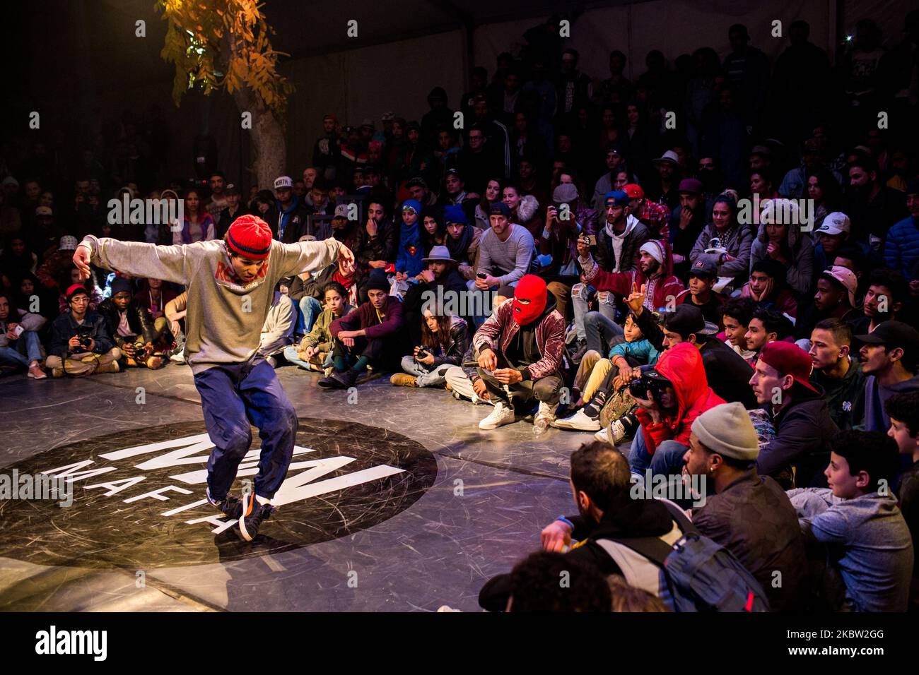Tunis, Tunesien, 28. Januar 2017. Die ursprünglich heimliche Hip-Hop-Kultur hat nun den öffentlichen Raum übernommen. B-Boy Katkoot tanzt beim Finale einer Veranstaltung in einem Stadtpark. (Foto von Emeric Fohlen/NurPhoto) Stockfoto