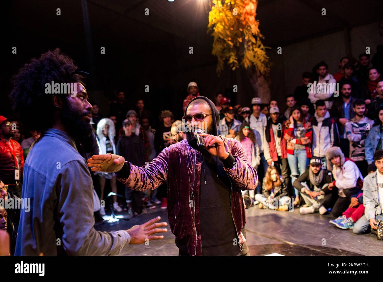 Tunis, Tunesien, 28. Januar 2017. Der Zeremonienmeister spricht mit einem der Konkurrenten der Breakdance-Schlacht, die de Festival beenden. (Foto von Emeric Fohlen/NurPhoto) Stockfoto