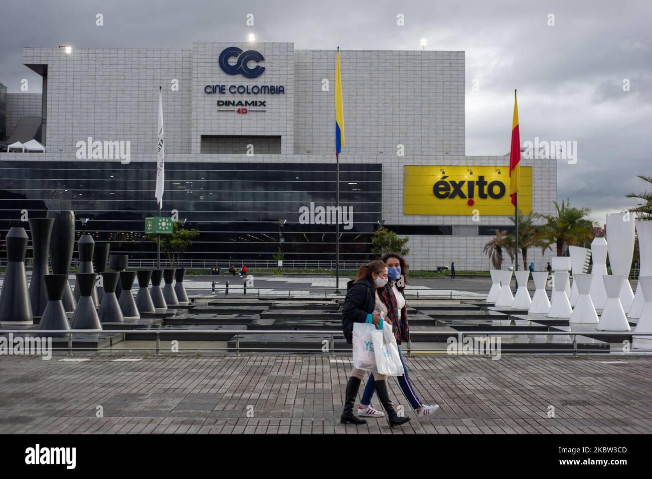 Zwei Frauen, die Gesichtsschutzmasken benutzen, gehen während der sektorisierten Aussperrung inmitten der neuartigen Coronavirus-Pandemie in Bogota, Kolumbien, am 22. Juli 2020 vor dem Einkaufszentrum Gran Estacion. (Foto von Sebastian Barros/NurPhoto) Stockfoto