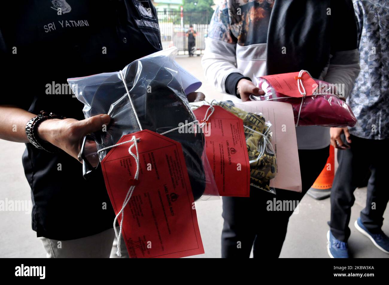 Die Polizei zeigt am Juli 23,2020 Beweise für einen Agenten für Kindesmissbrauch, der zum regionalen Polizeibüro in East Jakarta (Polres), Jatinegara, aufsucht. Die Verhaftung war auf ein virales Video in den sozialen Medien zurückzuführen, und das Opfer eines Kindes bekommt oft missbräuchliche Handlungen gegen den Täter, der sein eigener Vater ist. Dasril Roszandi (Foto von Dasril Roszandi/NurPhoto) Stockfoto