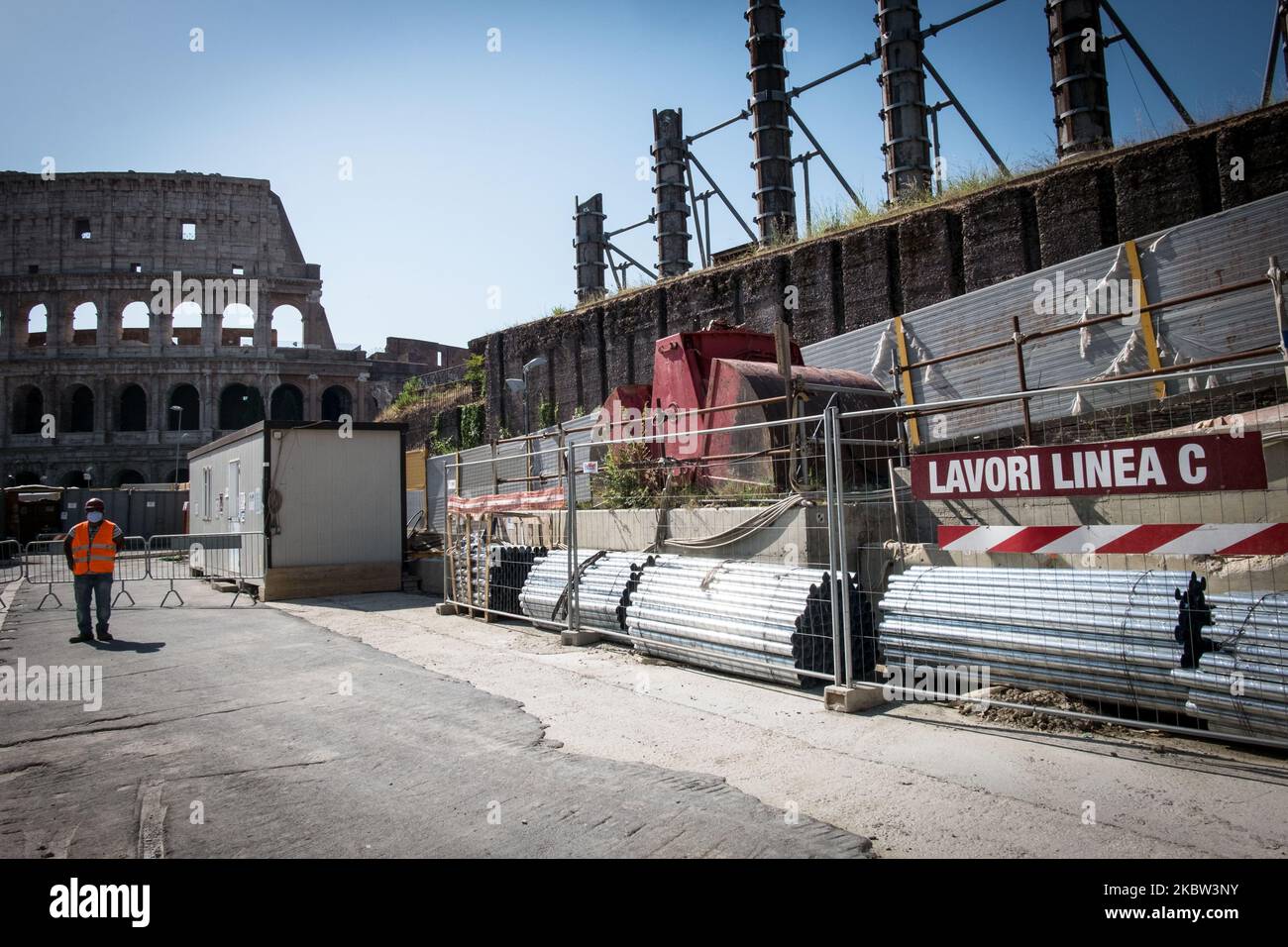 Am 23. Juli 2020 werden die Mitarbeiter an einem Standort für den Bau des neuen Metro-C-Segments im Colosseo-Fori Imperiali in Rom, Italien, zu sehen sein. (Foto von Andrea Ronchini/NurPhoto) (Foto von Andrea Ronchini/NurPhoto) Stockfoto