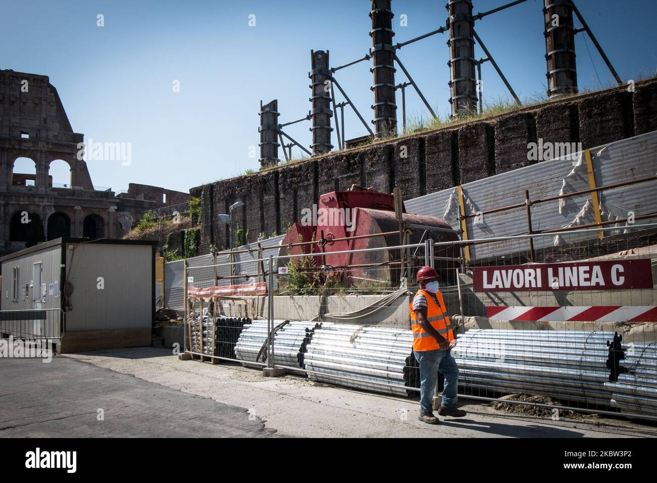 Am 23. Juli 2020 werden die Mitarbeiter an einem Standort für den Bau des neuen Metro-C-Segments im Colosseo-Fori Imperiali in Rom, Italien, zu sehen sein. (Foto von Andrea Ronchini/NurPhoto) Stockfoto
