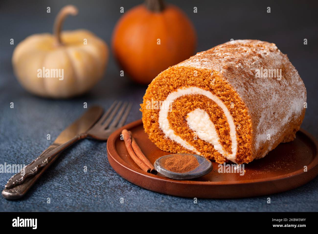 Herbst festliche Kürbisrolle in einem hölzernen Servierteller Stockfoto