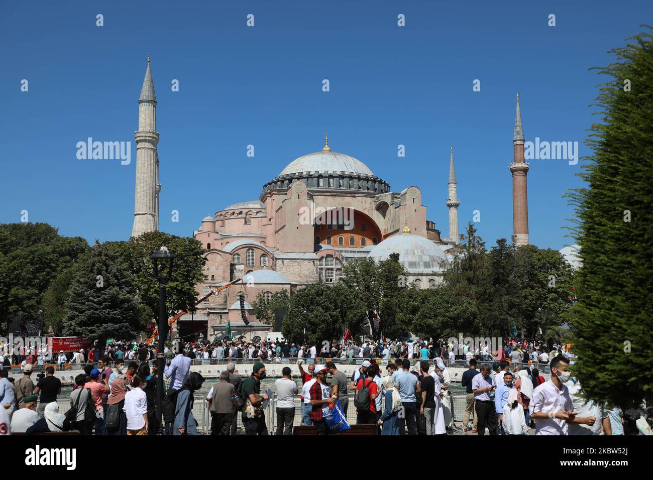 Die Menschen warten darauf, dass am 24. Juli 2020 in Istanbul, Türkei, die ersten offiziellen Freitagsgebete vor der Hagia Sophia Moschee beginnen. Der türkische Präsident Recep Tayyip Erdogan nahm am ersten Freitagsgebet in der Hagia Sophia-Moschee Teil, nachdem sie offiziell aus einem Museum in eine Moschee umgewandelt wurde. Die umstrittene Entscheidung, den Status der ikonischen Gebäude zu ändern, kam, nachdem das höchste Verwaltungsgericht der Türkei am 10. Juli beschlossen hatte, den Status der Gebäude als Museum zu widerrufen, das die Umwandlung in eine Moschee zulässt. Im Laufe seiner Geschichte diente das UNESCO-Weltkulturerbe als byzantinische Katze Stockfoto