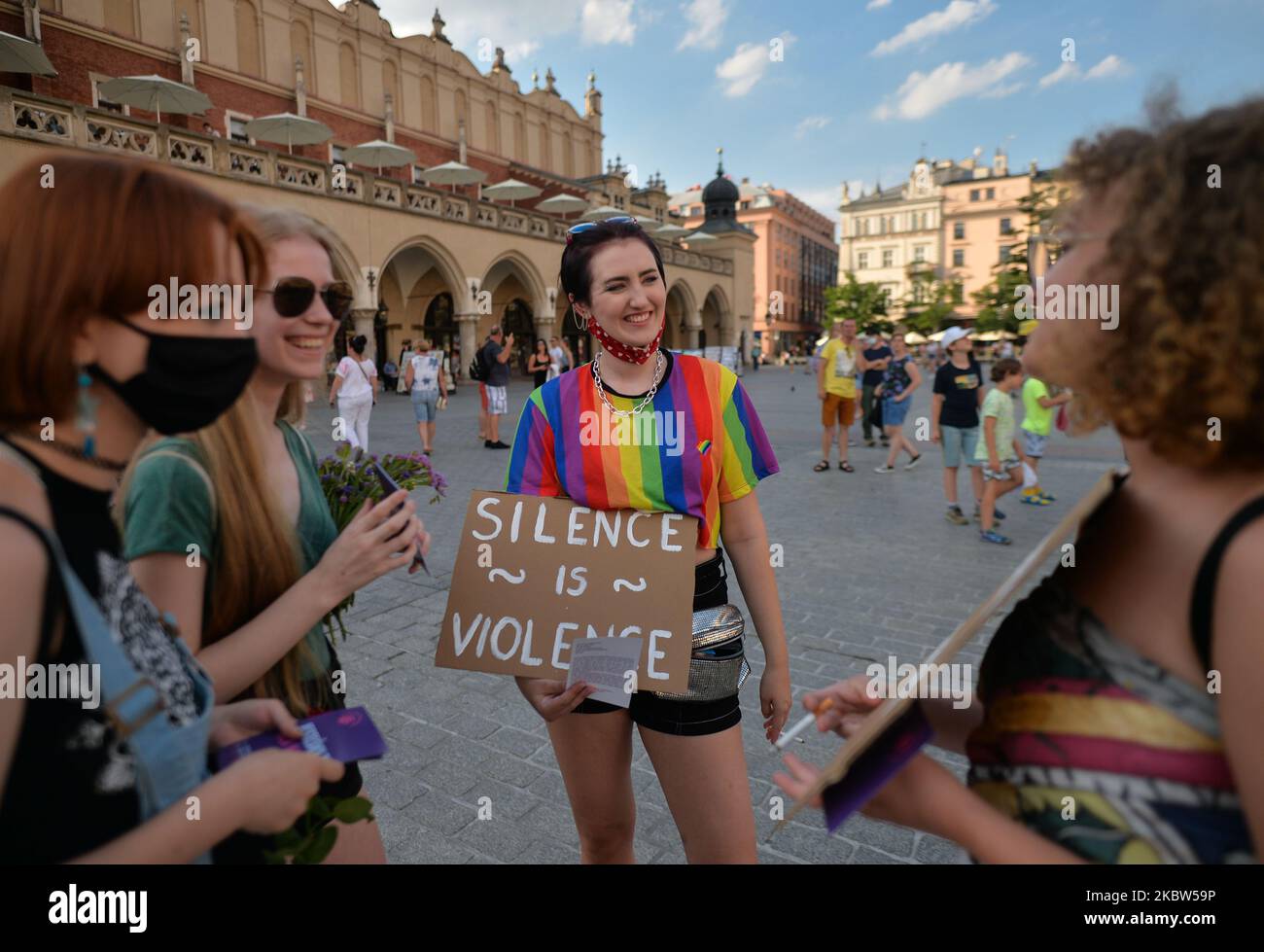 Aktivisten und Mitglieder der polnischen Oppositionsparteien versammelten sich am Freitagnachmittag auf dem Krakauer Hauptmarkt, um ihre Opposition gegen den Plan der Regierung zum Rückzug Polens aus der Istanbuler Konvention des Europarats von 2011 zur Bekämpfung häuslicher Gewalt zum Ausdruck zu bringen. Am Freitag, den 24. Juli 2020, in Krakau, Polen. (Foto von Artur Widak/NurPhoto) Stockfoto
