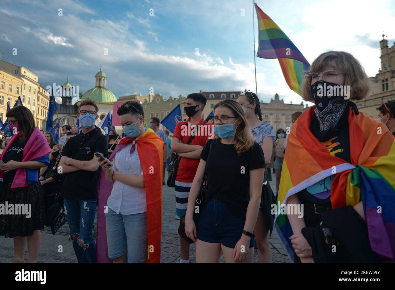 Aktivisten und Mitglieder der polnischen Oppositionsparteien versammelten sich am Freitagnachmittag auf dem Krakauer Hauptmarkt, um ihre Opposition gegen den Plan der Regierung zum Rückzug Polens aus der Istanbuler Konvention des Europarats von 2011 zur Bekämpfung häuslicher Gewalt zum Ausdruck zu bringen. Am Freitag, den 24. Juli 2020, in Krakau, Polen. (Foto von Artur Widak/NurPhoto) Stockfoto
