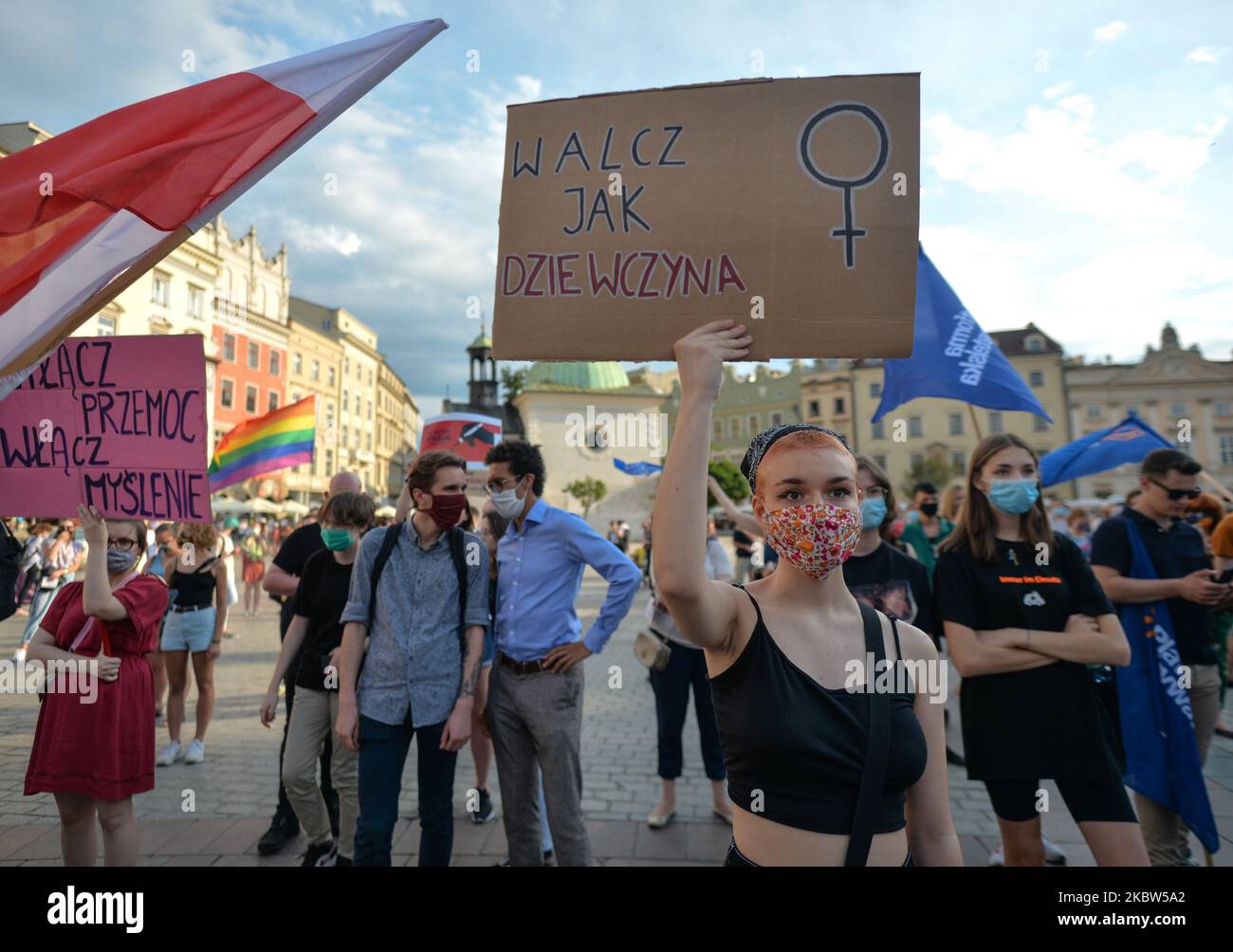 Aktivisten und Mitglieder der polnischen Oppositionsparteien versammelten sich am Freitagnachmittag auf dem Krakauer Hauptmarkt, um ihre Opposition gegen den Plan der Regierung zum Rückzug Polens aus der Istanbuler Konvention des Europarats von 2011 zur Bekämpfung häuslicher Gewalt zum Ausdruck zu bringen. Am Freitag, den 24. Juli 2020, in Krakau, Polen. (Foto von Artur Widak/NurPhoto) Stockfoto
