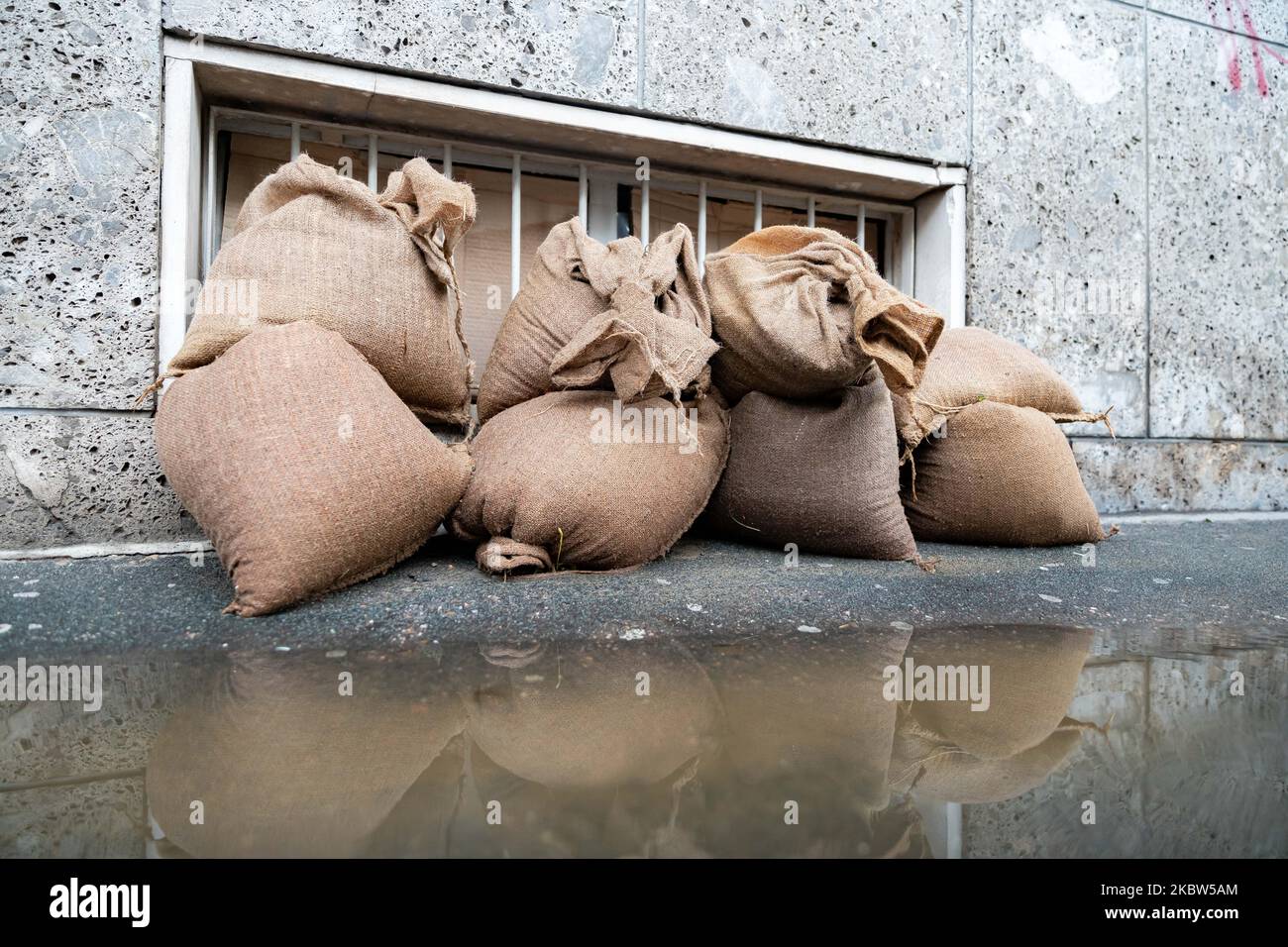 Taschen zum Stoppen von Hochwasser während Sturm und Überflutung des Seveso Flusses am 24. Juli 2020 in Mailand, Italien (Foto von Alessandro Bremec/NurPhoto) Stockfoto