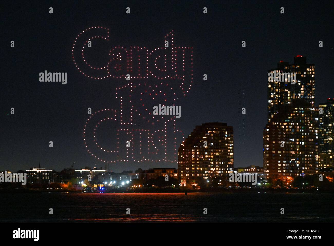 Über 500 Drohnen zeigen eine Lichtshow über dem Hudson River, um am 3. November 2022 i das 10.-jährige Jubiläum des mobilen Spiels Candy Crush Saga zu feiern Stockfoto