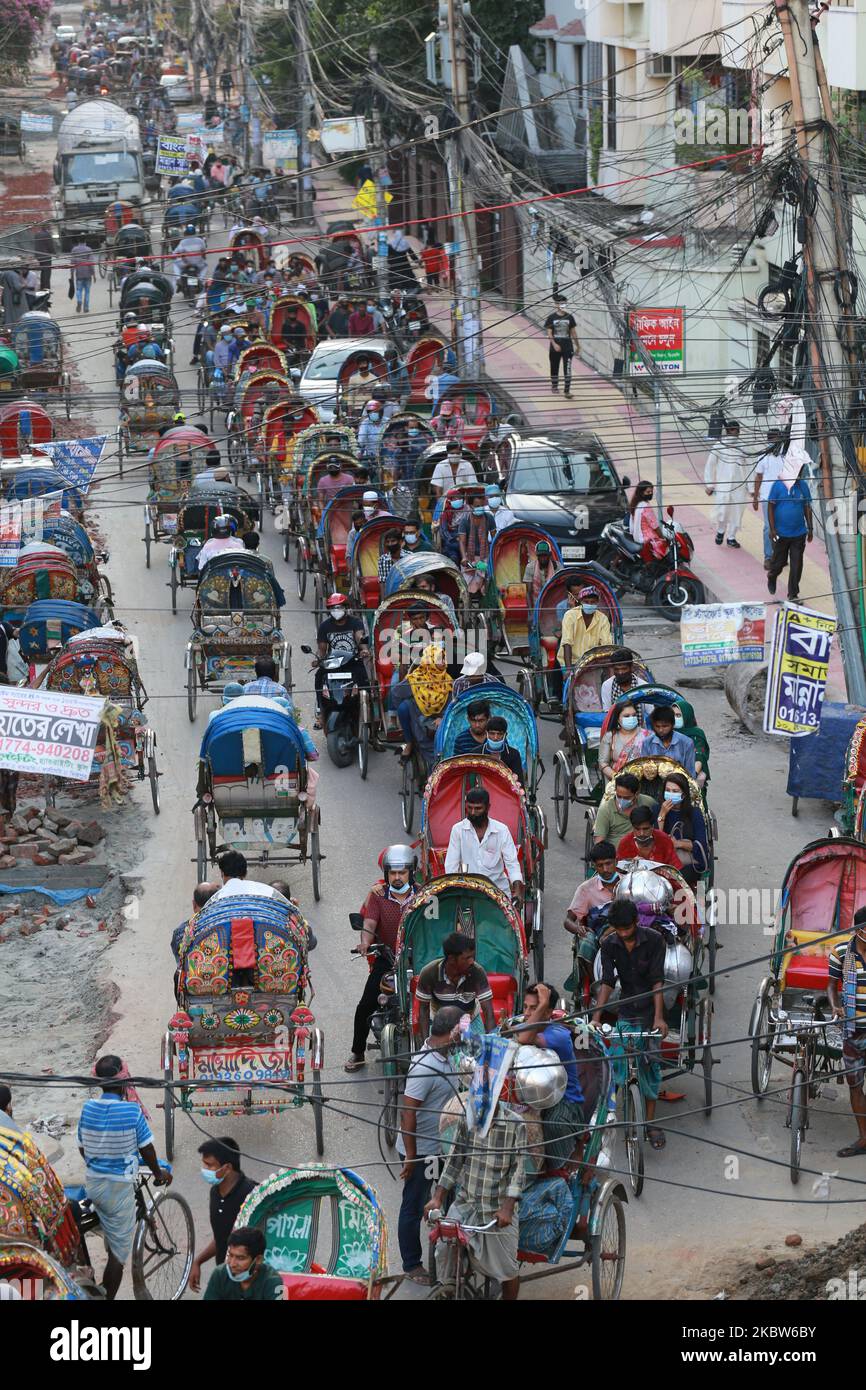 In Dhaka, Bangladesch, fahren am 25. Juli 2020 Menschen auf Rikschas. (Foto von Rehman Asad/NurPhoto) Stockfoto