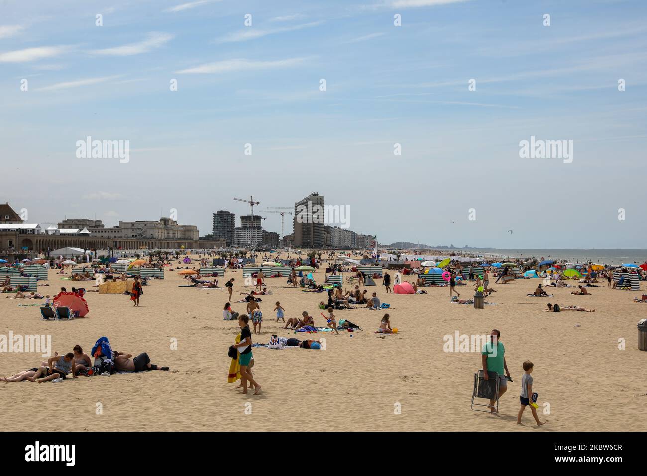 Menschen, die am 18. Juli 2020 am Strand an der belgischen Küste in Oostende Spaß haben. Aus gesundheitlichen Gründen beschränkt die Gemeinde Oostende den Zugang zu drei Stränden, um das Recht auf Zugang zu haben, müssen Sie sich vorher registrieren und Ihre Reservierung bei einem stewart vorlegen, die Gesamtzahl ist auf 15.000 Personen an diesen Stränden begrenzt. (Foto von Thierry Thorel/NurPhoto) Stockfoto