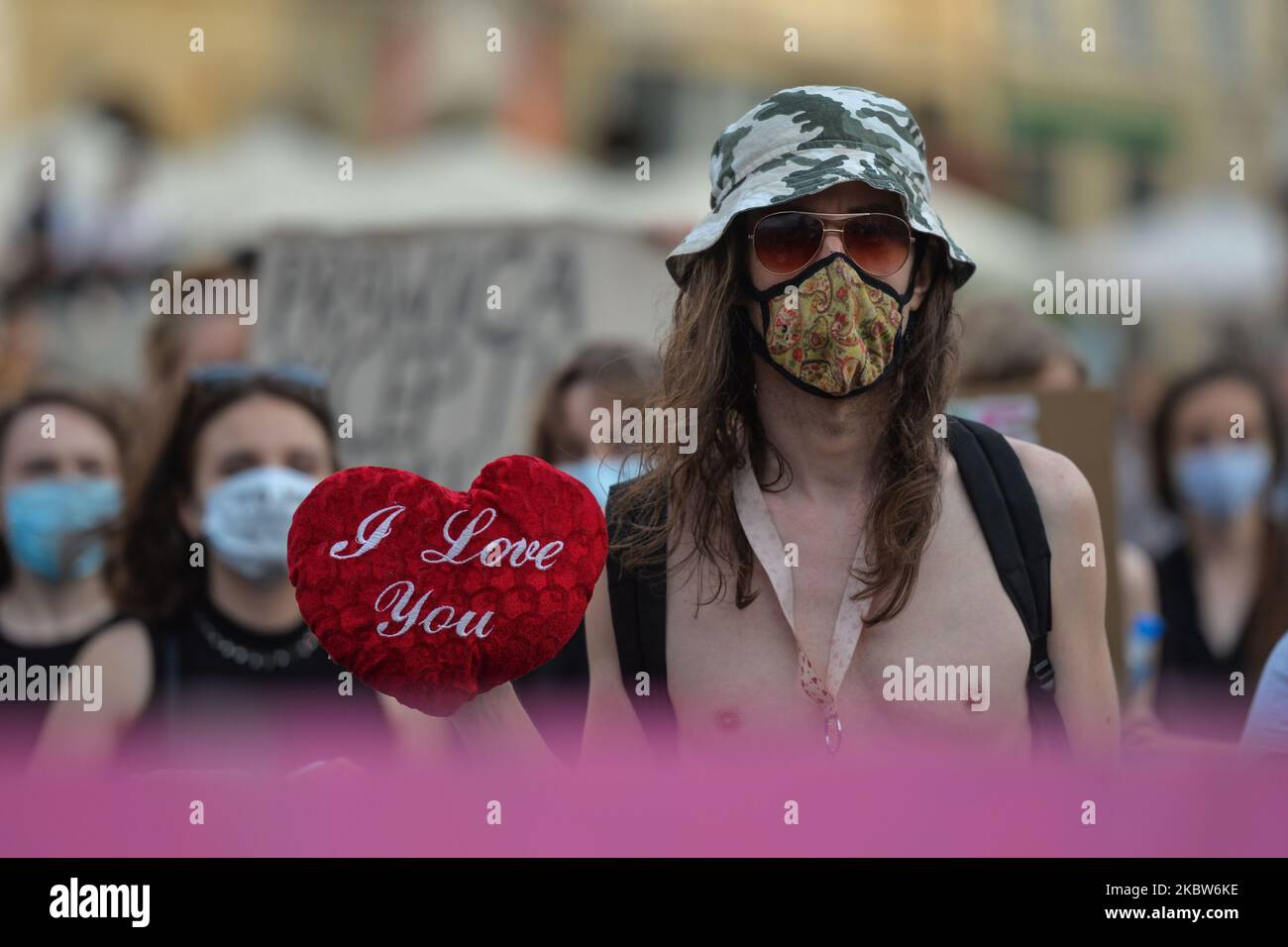 Aktivisten und Mitglieder der polnischen Oppositionsparteien versammelten sich am Freitagnachmittag auf dem Krakauer Hauptmarkt, um ihre Opposition gegen den Plan der Regierung zum Rückzug Polens aus der Istanbuler Konvention des Europarats von 2011 zur Bekämpfung häuslicher Gewalt zum Ausdruck zu bringen. Am Freitag, den 24. Juli 2020, in Krakau, Polen. (Foto von Artur Widak/NurPhoto) Stockfoto
