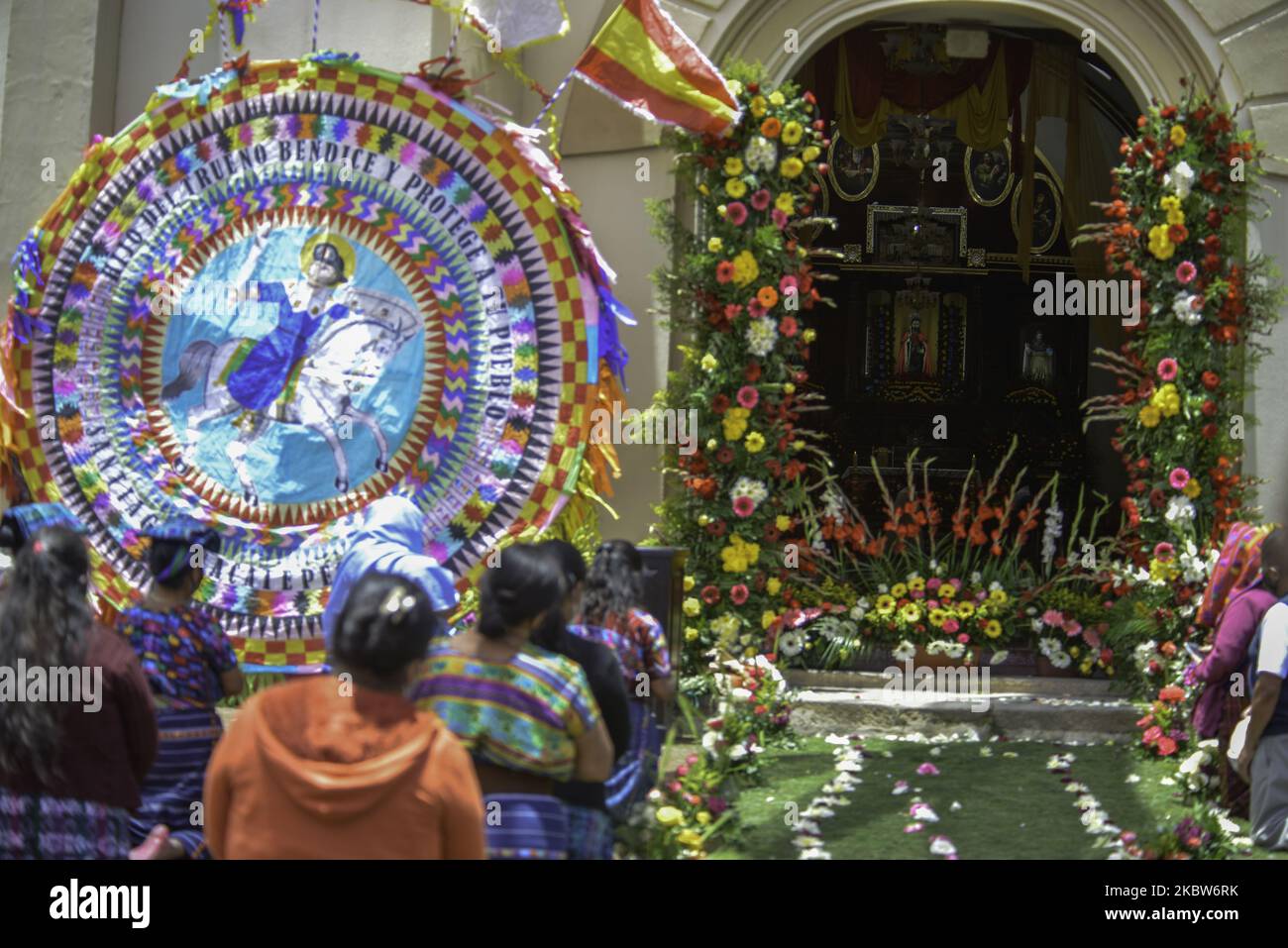 Guatemalteken beten am Samstag, den 25. Juli, vor der Kirche Satiago Apóstol Sacatepequez, 30 Kilometer westlich von Guatemalas Hauptstadt. 44.442 positive Fälle und 1.699 Todesfälle. (Foto von Deccio Serrano/NurPhoto) Stockfoto