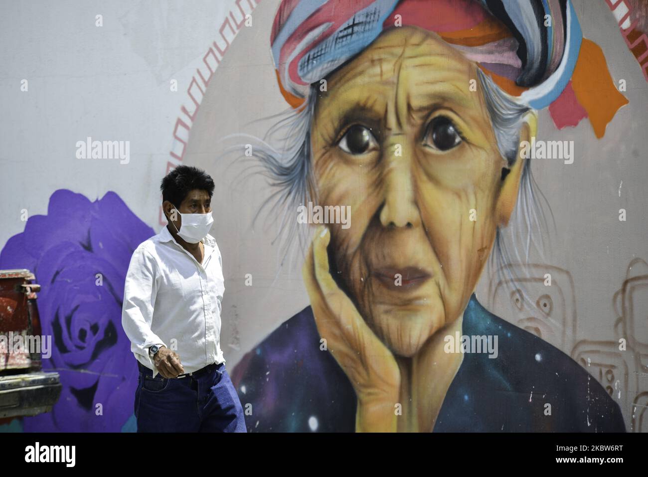 Guatemalteken gehen am Samstag, den 25. Juli, in Masken vor Santiago Sacatepequez. 44.442 positive Fälle und 1.699 Todesfälle. (Foto von Deccio Serrano/NurPhoto) Stockfoto