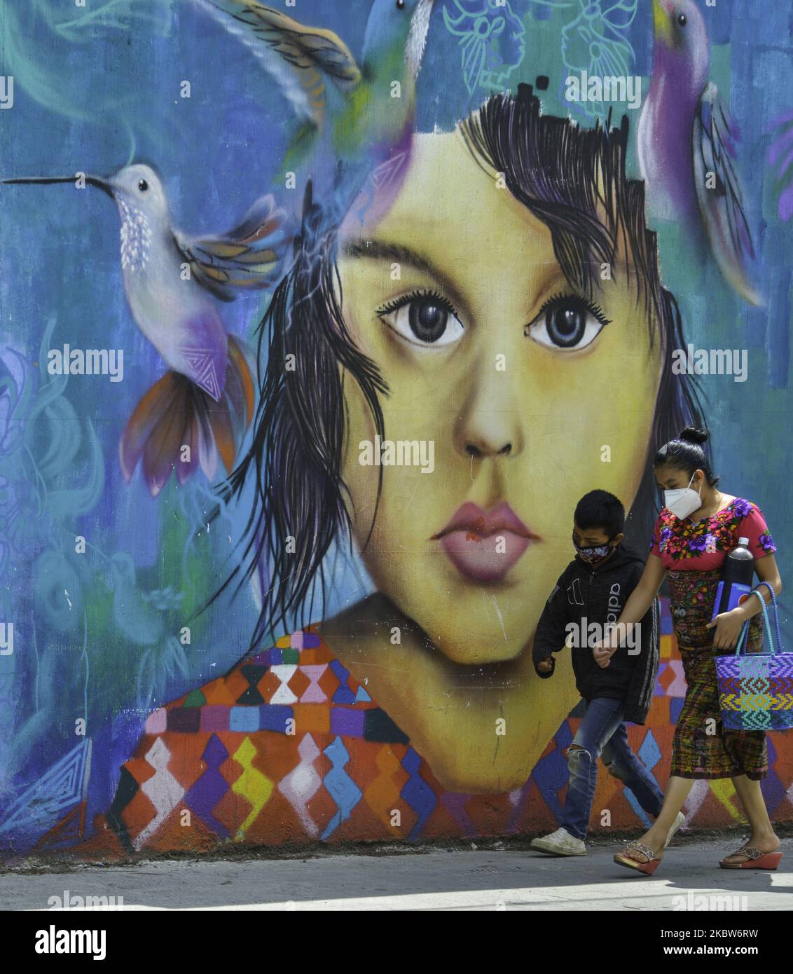 Guatemalteken gehen am Samstag, den 25. Juli, in Masken vor Santiago Sacatepequez. 44.442 positive Fälle und 1.699 Todesfälle. (Foto von Deccio Serrano/NurPhoto) Stockfoto