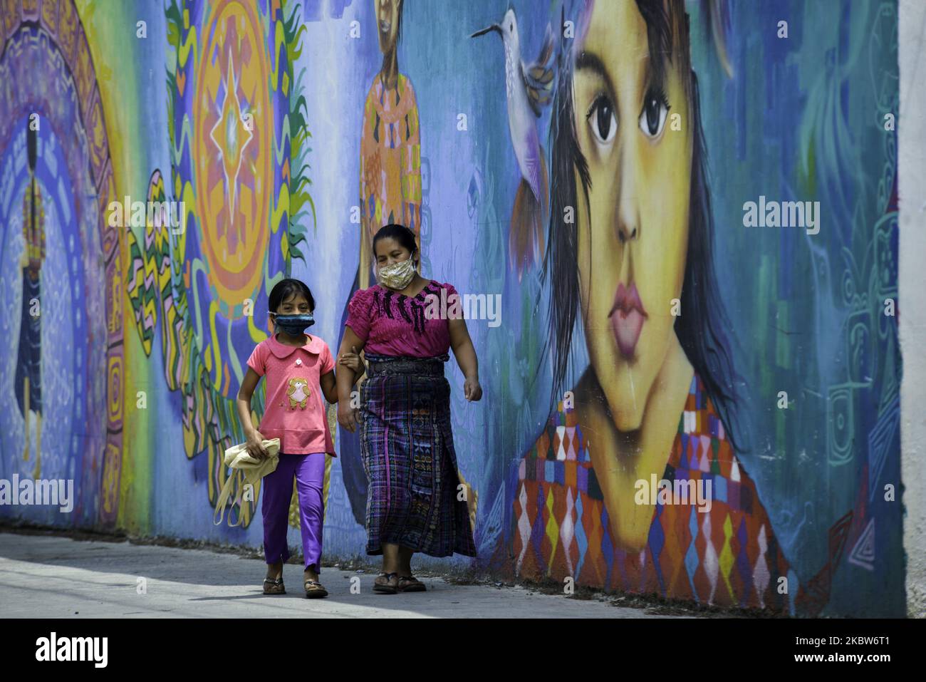 Guatemalteken gehen am Samstag, den 25. Juli, in Masken vor Santiago Sacatepequez. 44.442 positive Fälle und 1.699 Todesfälle. (Foto von Deccio Serrano/NurPhoto) Stockfoto
