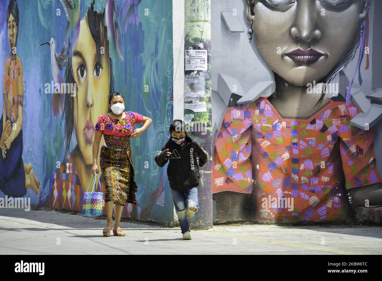 Guatemalteken gehen am Samstag, den 25. Juli, in Masken vor Santiago Sacatepequez. 44.442 positive Fälle und 1.699 Todesfälle. (Foto von Deccio Serrano/NurPhoto) Stockfoto