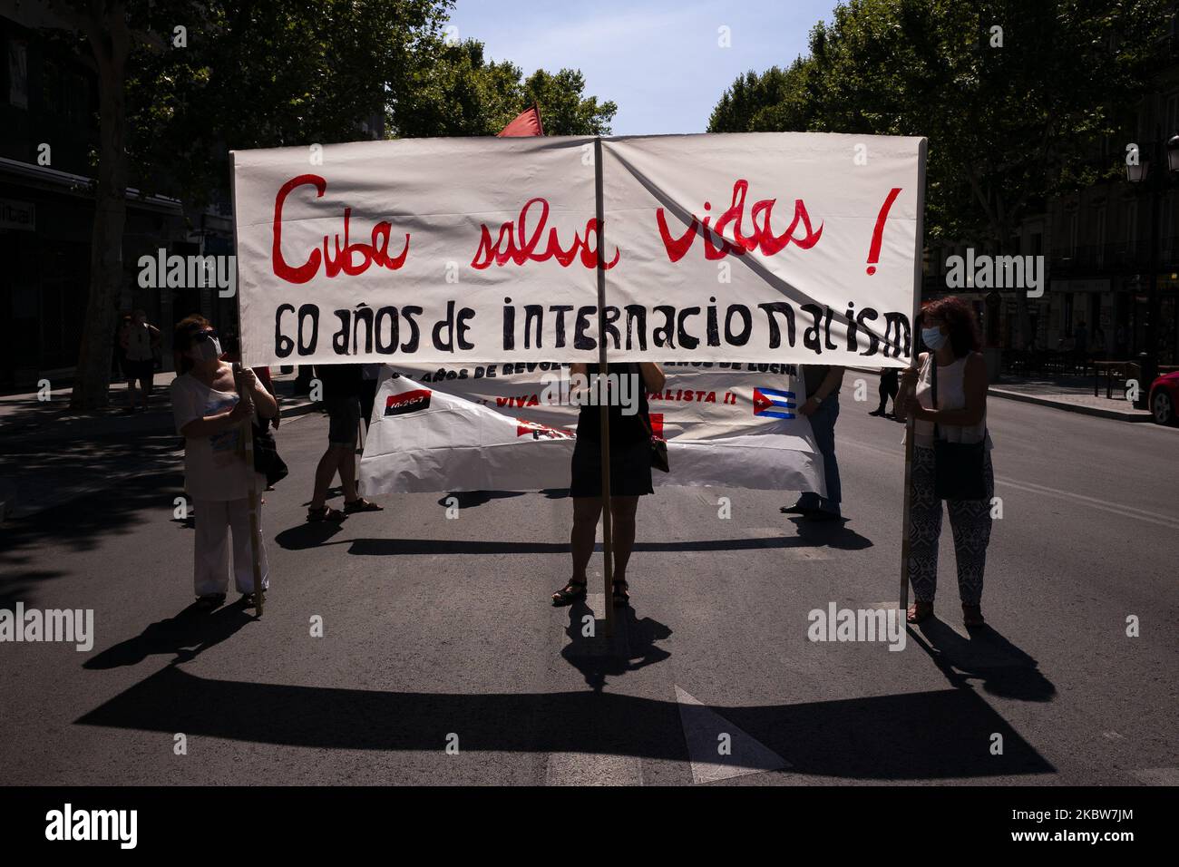 Demonstranten mit kubanischen Fahnen während der Demonstration mit dem Motto "Kuba rettet Leben: 60 Jahre Internationalismus" für den 26. Juli, dem Tag der kubanischen nationalen Rebellion am 26. Juli 2020 in Madrid, Spanien. (Foto von Oscar Gonzalez/NurPhoto) Stockfoto