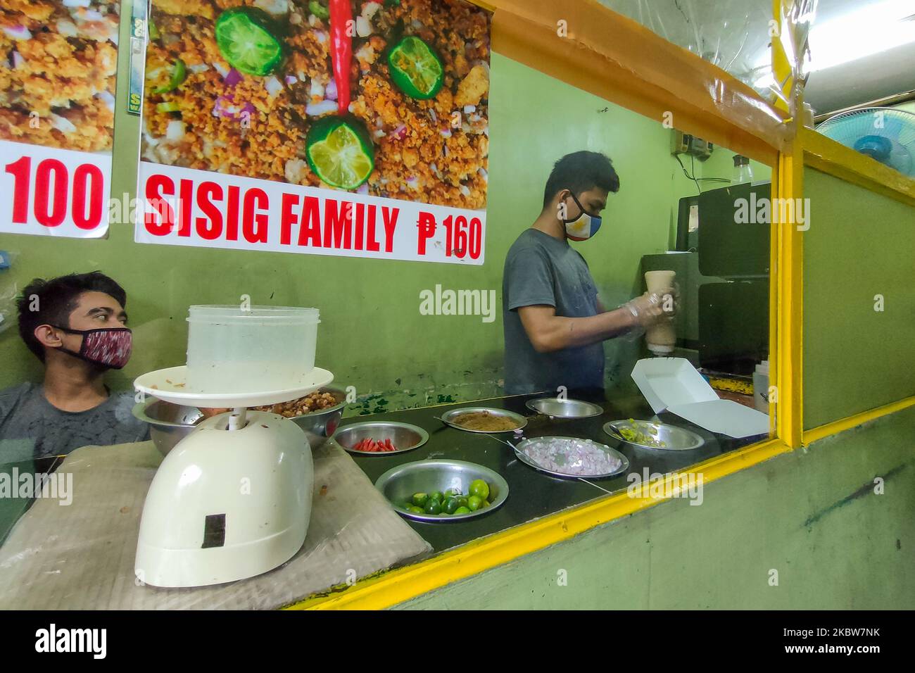 Der Sisig-Laden in Antipolo City, Philippinen, am 26. Juli 2020 ist nun in Betrieb, nachdem im vergangenen März ECQ angekündigt wurde, und aus diesem Grund begannen viele kleine und große Unternehmen, in Konkurs zu gehen. Ihren Angaben zufolge wurde die Höhe der Veränderungen in ihren Geschäftseinkünften aufgrund der Sperrung geringer. (Foto von Ryan Eduard Benaid/NurPhoto) Stockfoto