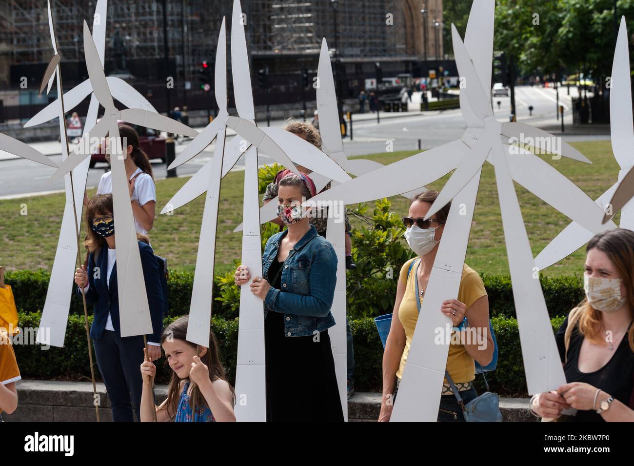 Eltern und Kinder halten handgefertigte Windturbinen bereit und errichten einen Windpark außerhalb der Downing Street, um nach der Coronavirus-Pandemie am 26. Juli 2020 in London, England, eine grüne wirtschaftliche Erholung zu fordern. (Foto von Wiktor Szymanowicz/NurPhoto) Stockfoto