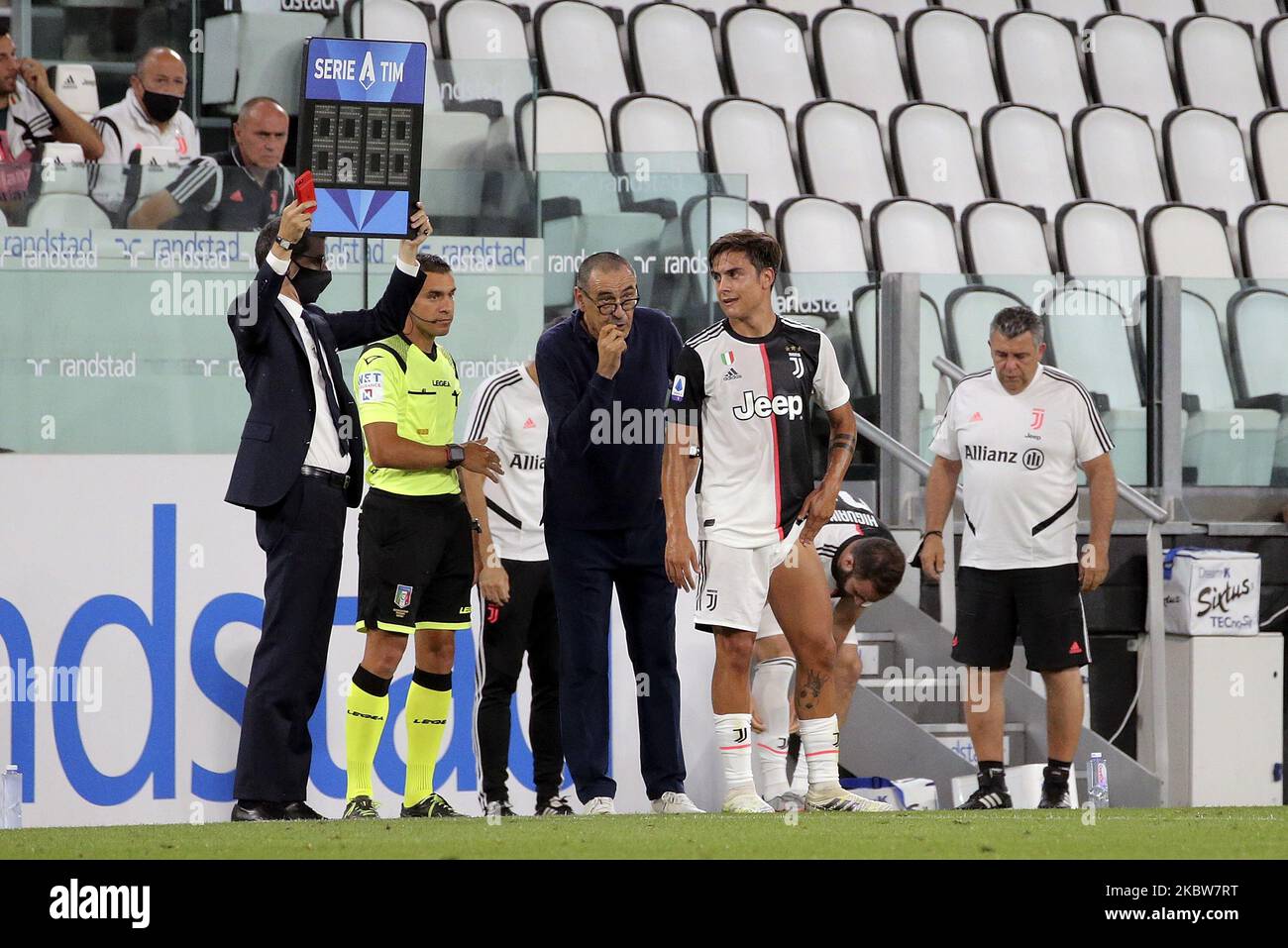 Paulo Dybala von Juventus wird während des Serie-A-Spiels zwischen Juventus und UC Sampdoria im Allianz-Stadion am 26. Juli 2020 in Turin, Italien, verletzt. (Foto von Giuseppe Cottini/NurPhoto) Stockfoto