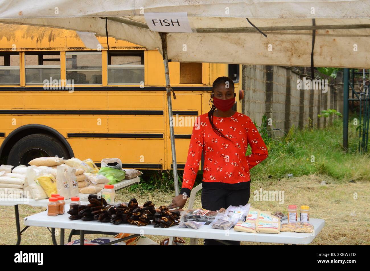 Ein Verkäufer posieren für Fotos während der Flagge von EKO City Farmers Market, die Eko City Farmersâ €™ Markt, Ileya Ausgabe ist es, die Verbesserung der landwirtschaftlichen Supply-Value-Ketten in der Lagos Staat, Auch um die Ausbreitung des COVID-19-Coronavirus in der Gemeinschaft unter dem Wohnsitz des Staates am 26. Juli 2020 zu beschneiden. (Foto von Olukayode Jaiyeola/NurPhoto) Stockfoto