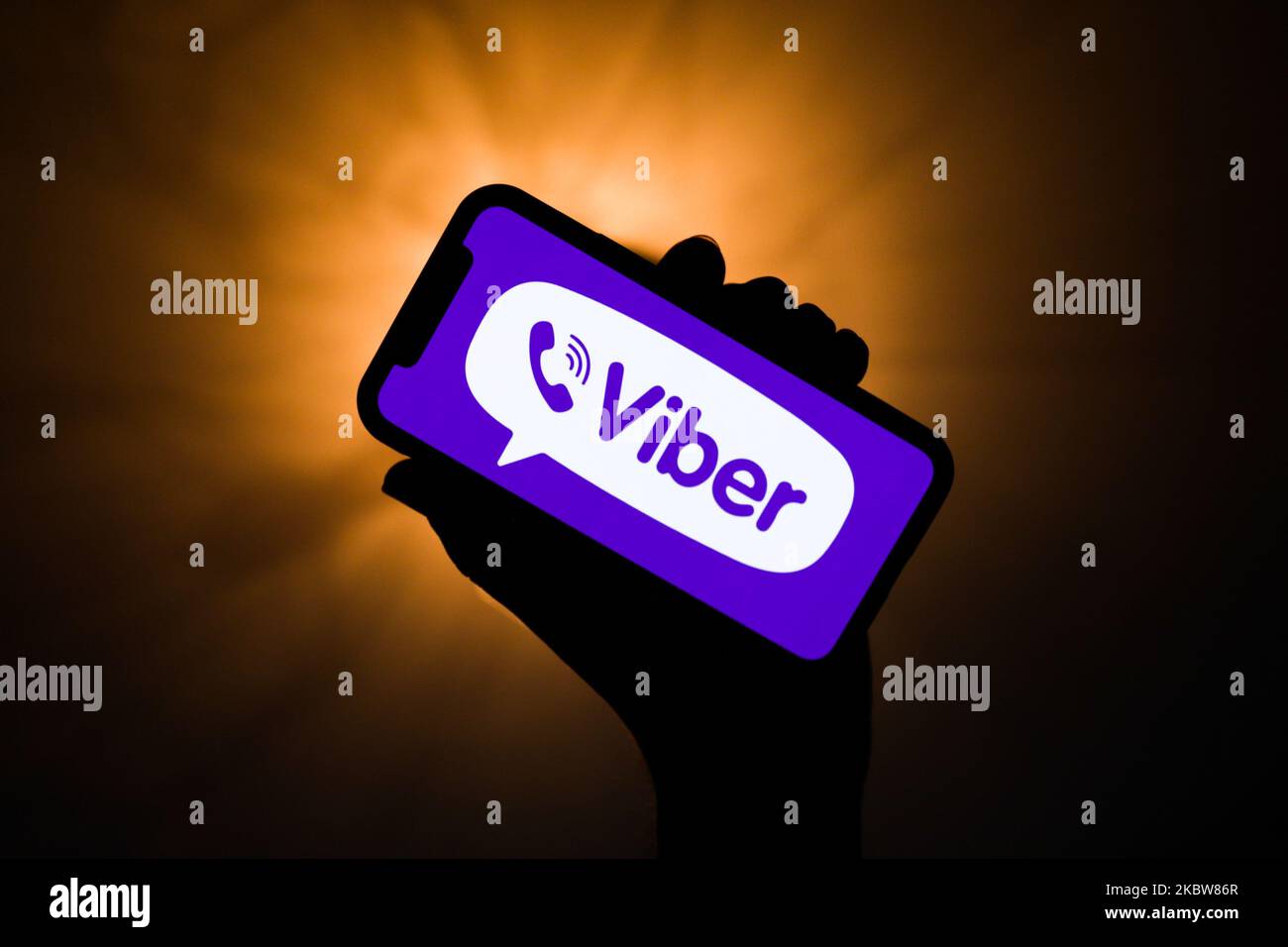 Das Viber-Logo ist auf dem Telefonbildschirm in dieser Illustration zu sehen, die am 26. Juli 2020 in Polen aufgenommen wurde. Während der Coronavirus-Pandemie gewannen Videokonferenz-Apps an Popularität. (Foto-Illustration von Jakub Porzycki/NurPhoto) Stockfoto