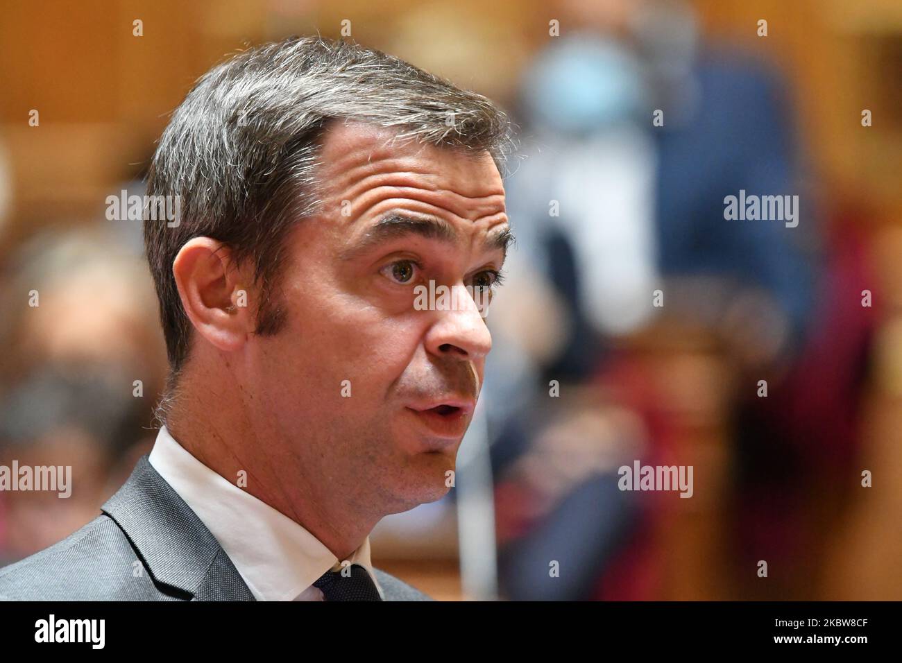 Der französische Gesundheitsminister Olivier Veran spricht bei der Fragestunde für die Regierung (QAG) am 22. Juli 2020 im französischen Senat in Paris (Foto: Daniel Pier/NurPhoto) Stockfoto