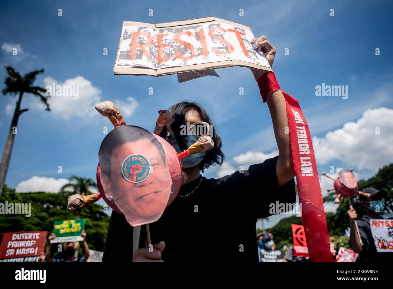 Ein Protestler wirft ein Plakat mit dem Text „Resist“ auf, während eines Protestes gegen die Rede des philippinischen Präsidenten Rodrigo Duterte zur Lage der Nation (SONA) von 5. am 27. Juli 2020 in Quezon City, Philippinen. Es wird erwartet, dass Präsident Duterte den Fahrplan des Landes zur Erholung von der Pandemie auf der Batasang Pambansa in Quezon City vorstellen wird. Nur 50 Personen dürfen sich physisch am Veranstaltungsort präsentieren. Die philippinische Vizepräsidentin Leni Robredo wurde nicht zur Teilnahme an der SONA eingeladen.(Foto: Lisa Marie David/NurPhoto) Stockfoto