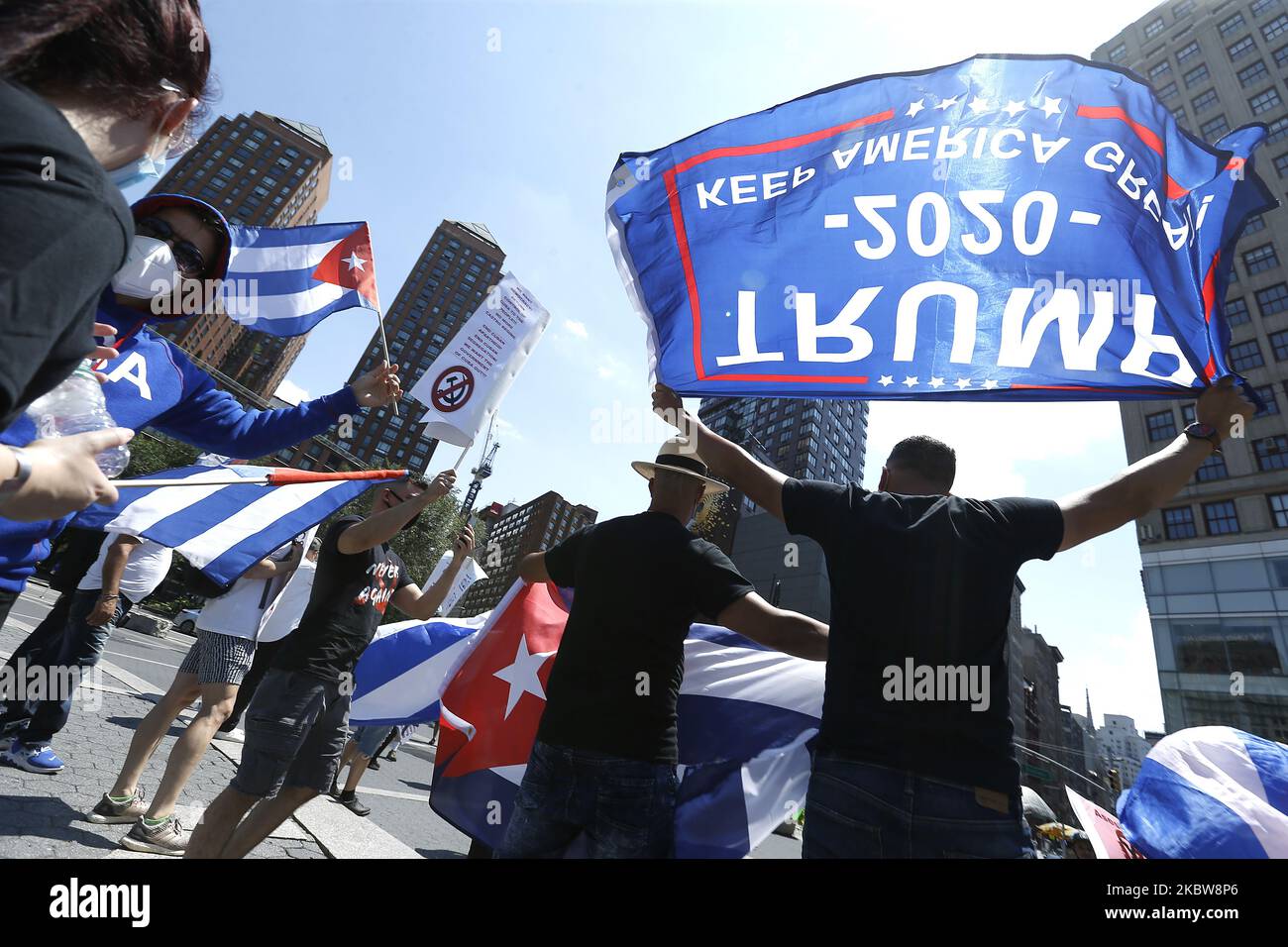 Am 26. Juli 2020 versammelten sich die Demonstranten auf dem Union Square in New York City gegen US-Wirtschafts- und Reisesanktionen gegen Kuba. Demonstranten gegen die kubanische Regierung und zur Unterstützung des US-Präsidenten Trump haben mit Kubanern zusammengetroffen, die sich gegen die US-Wirtschaftsblockade und Washingtons Anschuldigungen aussprechen, kubanische Ärzte, die in verschiedene Länder geschickt wurden, um gegen COVID-19 zu kämpfen, seien ihre Regierungssegen. (Foto von John Lamparski/NurPhoto) Stockfoto