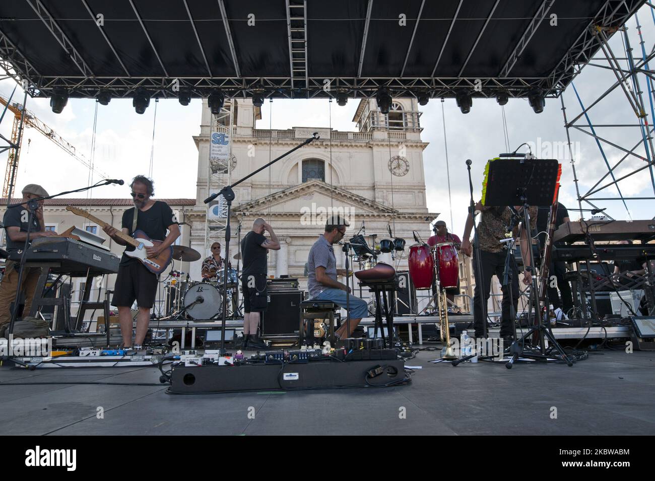 Portrait von Daniele Silvestri während der Proben des Konzerts in L'Aquila, Italien, 25. Juli 2020. (Foto von Andrea Mancini/NurPhoto) Stockfoto