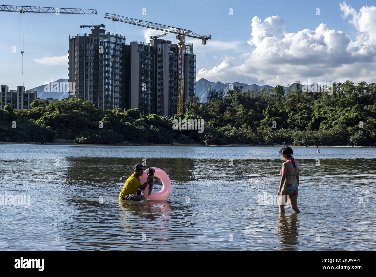 Ein Paar wird am 28. Juli 2020 in Hongkong, China, ein Foto im Meer machen sehen. (Foto von Vernon Yuen/NurPhoto) Stockfoto