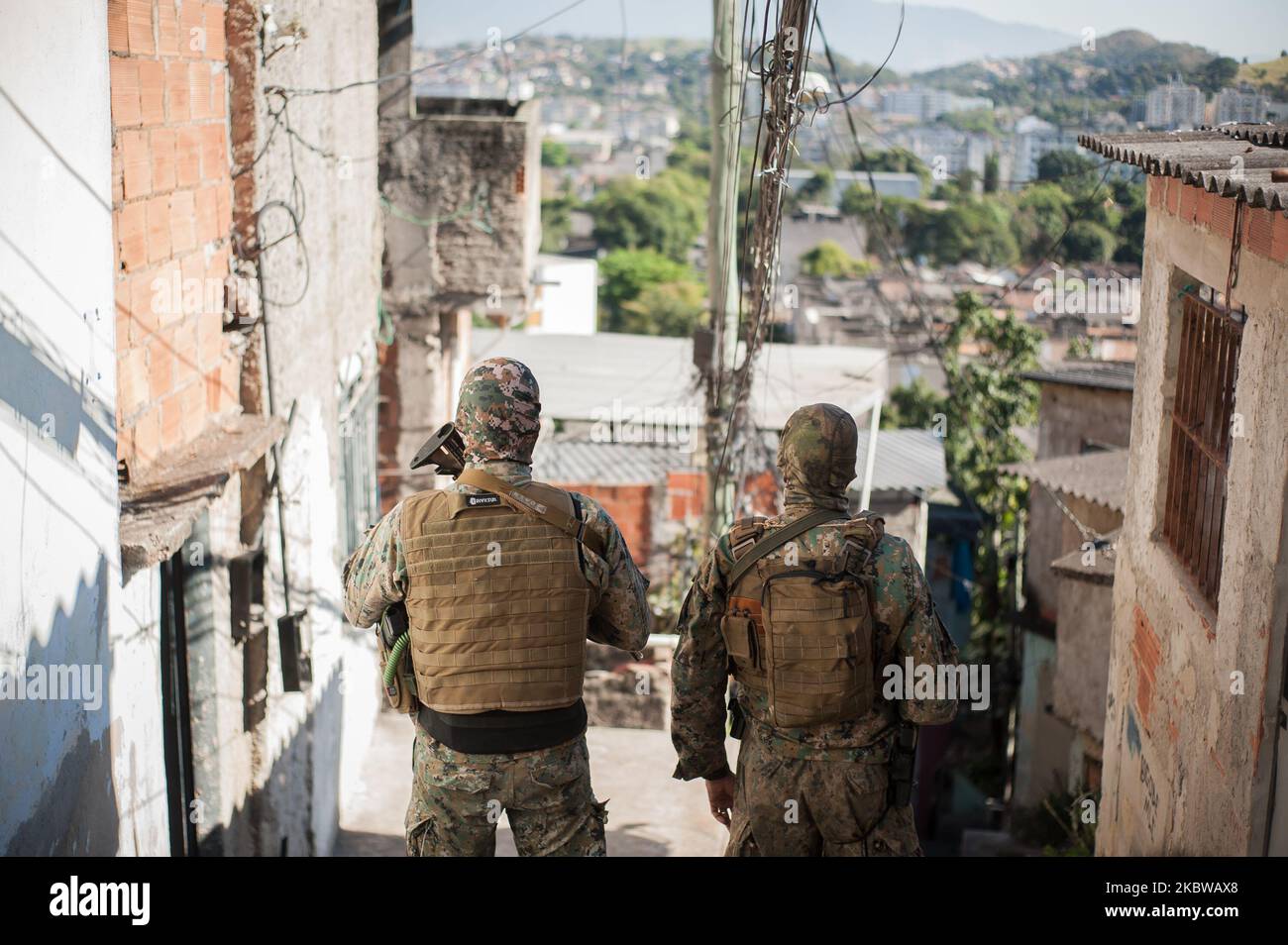 Polizeibeamte des Special Operations Bataillon (BOPE) werden während des Tages der Operation am 28. Juli 2020 in Rio De Janeiro, Brasilien, nach der Nacht des intensiven Schussfeuers auf der Rua Barao, der auf dem Hügel Sao Jose verbrannt wurde (der zuvor vom Militär dominiert wurde), gesehen. Das Hotel liegt in der Nachbarschaft der trockenen Platz im Westen der Stadt Rio de Janeiro, Brasilien, am 27. Juli 2020. (Foto von Allan Carvalho/NurPhoto) Stockfoto