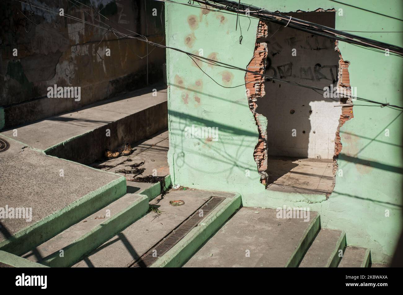 Spuren von Haaren sind während einer Polizeioperation am 28. Juli 2020 in Rio De Janeiro, Brasilien, nach der Nacht des intensiven Schusswechsels auf der Rua Barao, verbrannt auf dem Hügel von Sao Jose (zuvor vom Militär dominiert) Das Hotel liegt in der Nähe des trockenen Platzes auf der Westseite der Stadt von Rio de Janeiro, Brasilien, am 27. Juli 2020. (Foto von Allan Carvalho/NurPhoto) Stockfoto