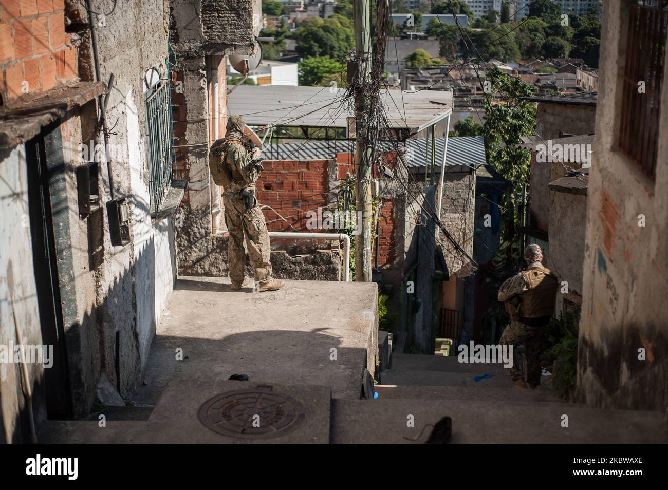 Polizeibeamte des Special Operations Bataillon (BOPE) werden während des Tages der Operation am 28. Juli 2020 in Rio De Janeiro, Brasilien, nach der Nacht des intensiven Schussfeuers auf der Rua Barao, der auf dem Hügel Sao Jose verbrannt wurde (der zuvor vom Militär dominiert wurde), gesehen. Das Hotel liegt in der Nachbarschaft der trockenen Platz im Westen der Stadt Rio de Janeiro, Brasilien, am 27. Juli 2020. (Foto von Allan Carvalho/NurPhoto) Stockfoto