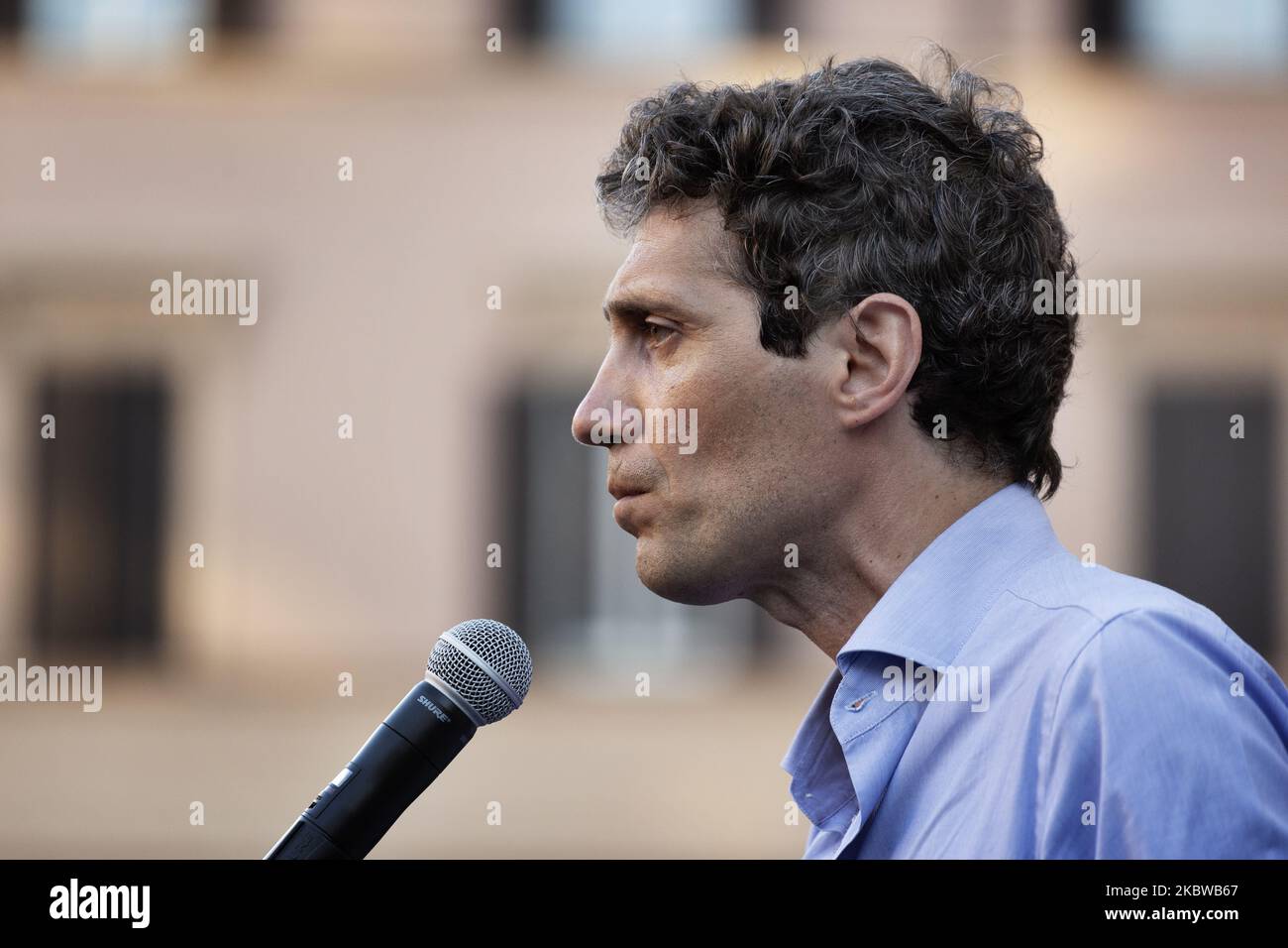 Riccardo Magi sprach während des Demostrationsaufrufs von linken Bewegungen und nicht-regierungsfördernden Organisationen, die Rechte der Menschen zu fördern und die Gewalt zu stoppen, die den Migranten innerhalb der lybischen Vergeltung Roma am 27.. Juli in Italien zugefügt wurde. (Foto von Matteo Trevisan/NurPhoto) Stockfoto