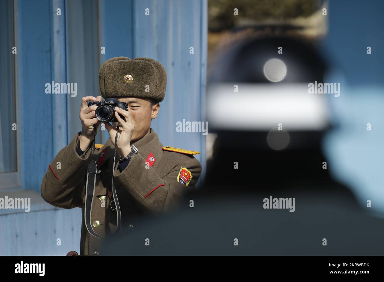 18. Februar 2017-Paju, südkoreanisch-nordkoreanischer Soldat nahe 38. Parallel für ein Foto an den australischen Außenminister im Waffenstillstandsdorf Panmunjom in Paju, Südkorea. (Foto von Seung-il Ryu/NurPhoto) Stockfoto