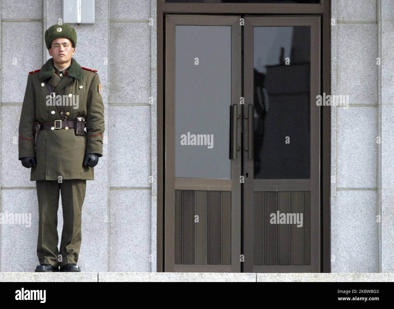 23. Februar 2005Paju, SüdkoreaEin nordkoreanischer Soldat steht Wache
