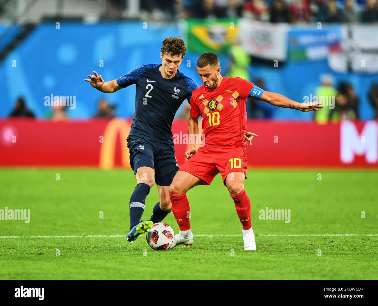 Benjamin Pavard und Eden Hazard während des FIFA-Weltcup-Spiels Frankreich gegen Belgien im Sankt Petersburg-Stadion, Sankt Petersburg, Russland am 10. Juli 2018. (Foto von Ulrik Pedersen/NurPhoto) Stockfoto