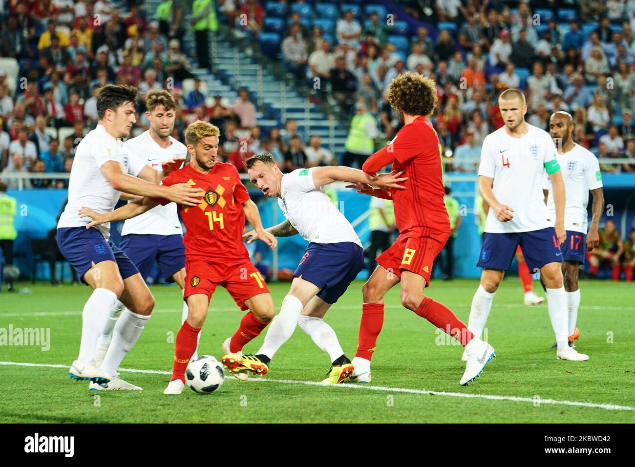 Phil Jones aus England und Dries Mertens aus Belgien kämpfen während des FIFA-WM-Spiels England gegen Belgien am 28. Juni 2018 im Stadion von Königsberg in Königsberg, Russland, um den Ball. (Foto von Ulrik Pedersen/NurPhoto) Stockfoto