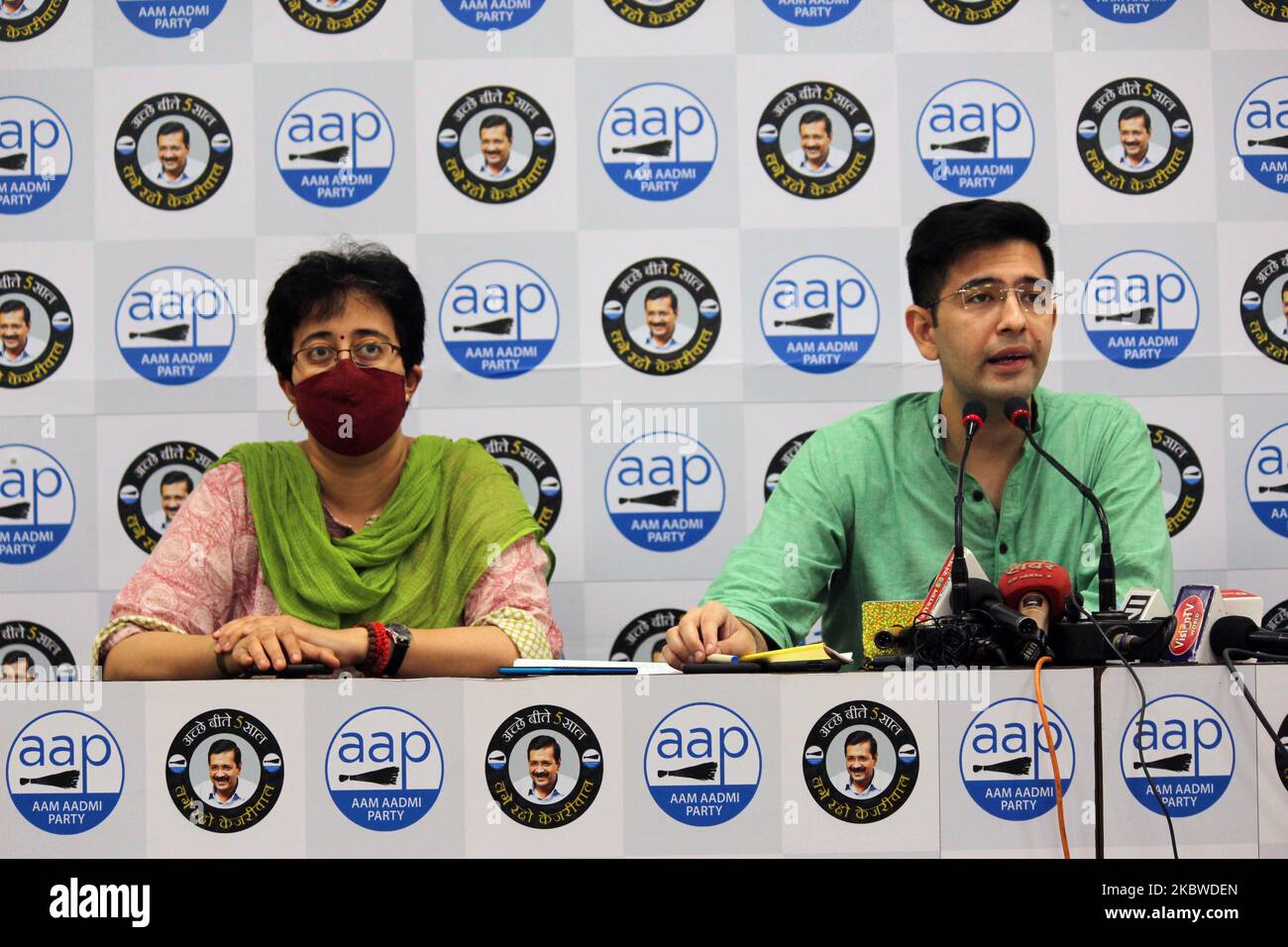 Atishi und Raghav Chadha von der AAM Aadmi Party (AAP), MLA, während der Pressekonferenz am 29. Juli 2020 im AAP-Hauptquartier am DDU Marg in Neu Delhi bezüglich der Anzeige der kriminellen Verleumdung des Anführers des Gemeindehaus und des BJP-Ratsmitglieds Yogesh Kumar Verma über RS 1. Sie sagten, dass die rechtliche Benachrichtigung eine Reaktion auf eine Pressekonferenz war, auf der die Partei die Frage der angeblichen Nichtzahlung von Gehältern an ortsansässige Ärzte in zwei NDMC-geführten Krankenhäusern ansprach. (Foto von Mayank Makhija/NurPhoto) Stockfoto