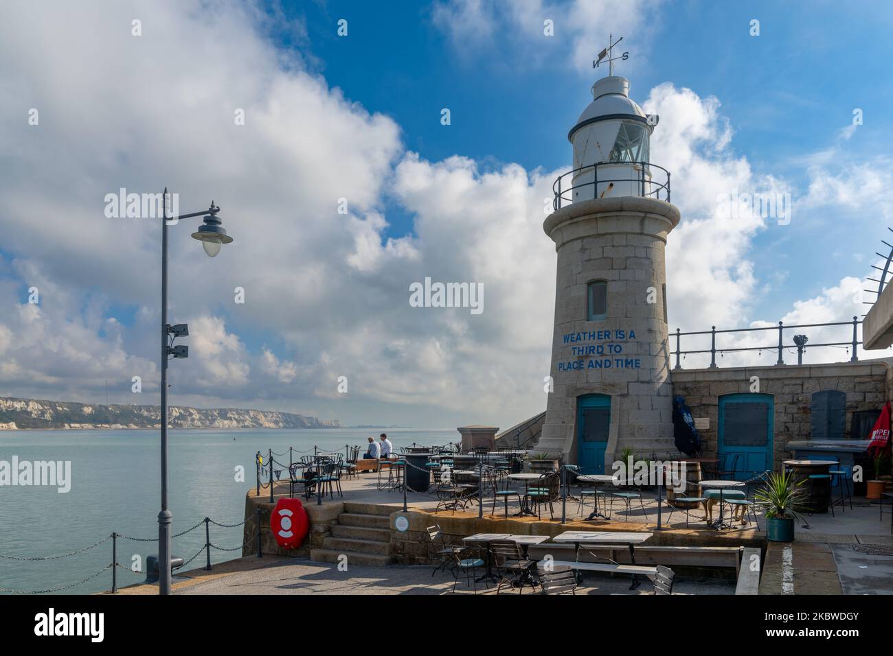 Folkestone, Vereinigtes Königreich - 11. September 2022: Der Folkestone Harbour Arm mit dem historischen Leuchtturm Stockfoto