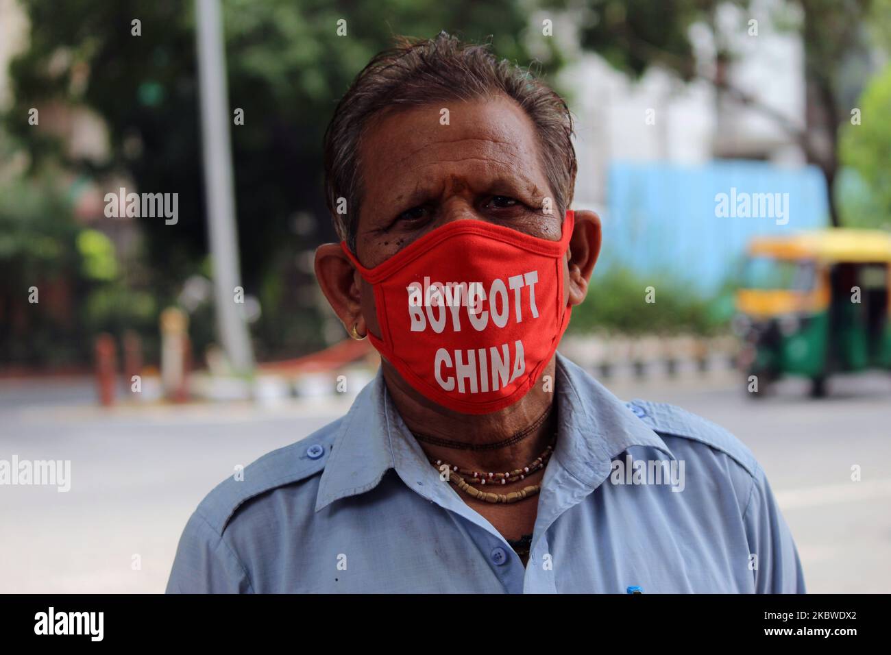 Als Vorsichtsmaßnahme gegen Covid-19 in Neu-Delhi wird ein Mann mit einer Maske mit dem Aufdruck „Boykott China“ gesehen. Indien am 29. Juli 2020. Während der Grenzkonflikt entlang der Kontrolllinie (Line of Control, LAC) mit China weiter wütet, haben die Menschen in Indien beschlossen, chinesische Waren zu boykottieren. (Foto von Mayank Makhija/NurPhoto) Stockfoto