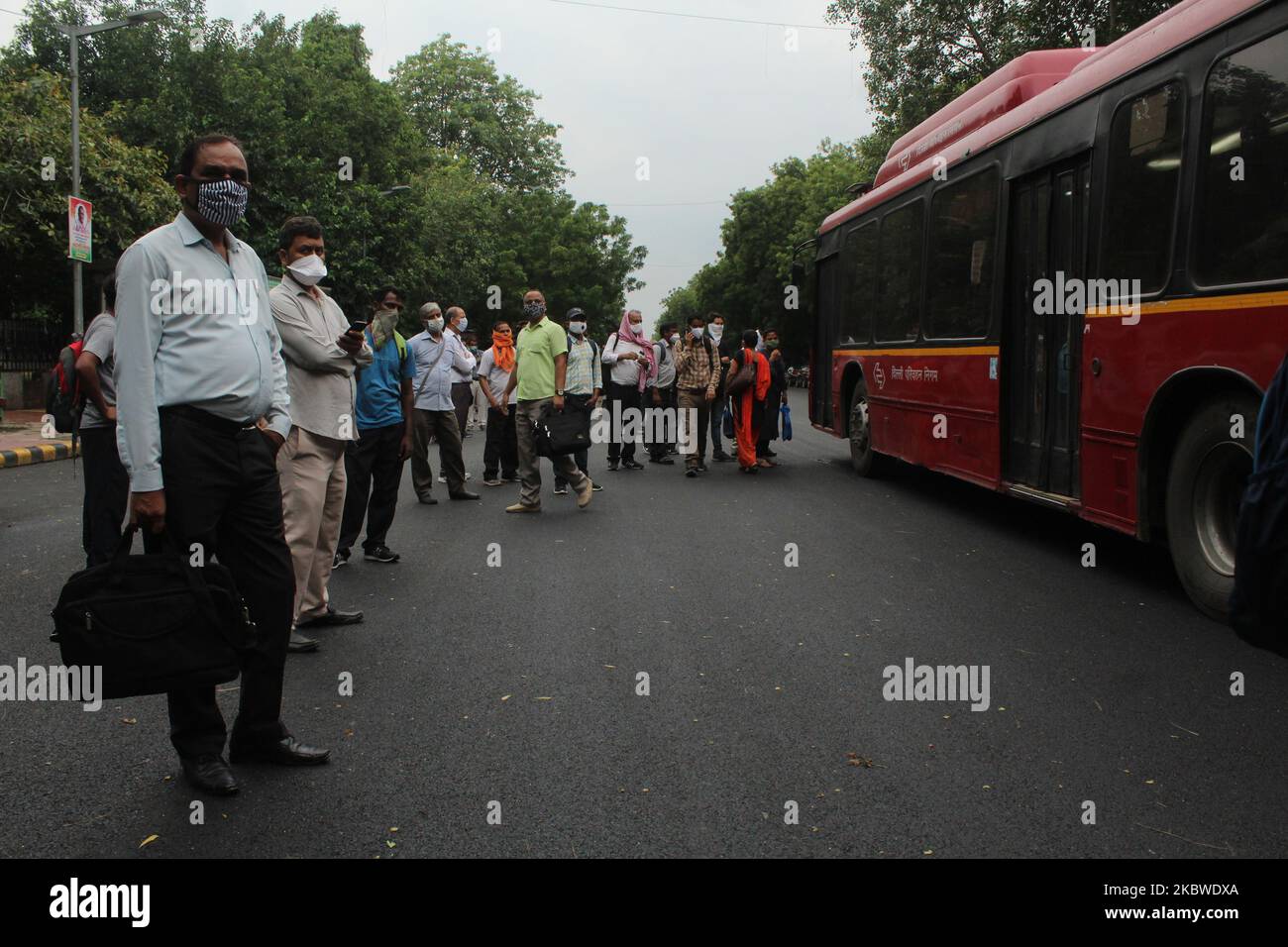 Pendler, die ihre Gesichter mit Schutzmasken bedecken, um die Ausbreitung der Coronavirus-Krankheit (COVID-19) einzudämmen, warten am 29. Juli 2020 in Neu-Delhi auf einen Bus. Indiens Coronavirus-Fälle überschritten die 15-lakh-Marke und erreichten am Mittwoch 1.531.669. Die Gesamtzahl der Todesopfer im Land erreichte 34.193. In den letzten 24 Stunden wurden 48.512 Fälle und 768 Todesfälle gemeldet. Von den insgesamt 5,09,447 aktiven Fällen wurden bisher 9,88,029 Menschen behandelt und entlassen. (Foto von Mayank Makhija/NurPhoto) Stockfoto